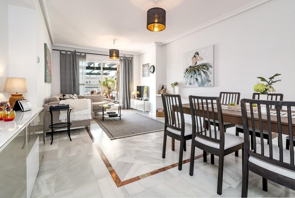 LCR4 Large 3 Bedroom Apartment Near Beach — 4-Star Luxury Hotel in Marbella, Spain