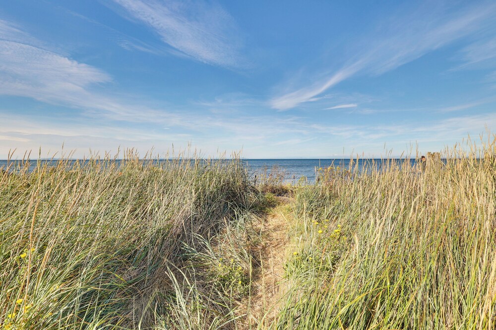 Sequim Escape W Gas Grill Deck Walk To Beach — Sequim