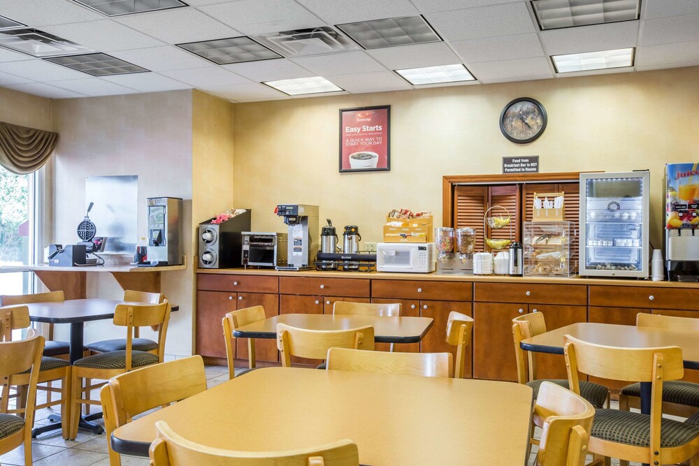 Econo Lodge Valdosta - photo 32