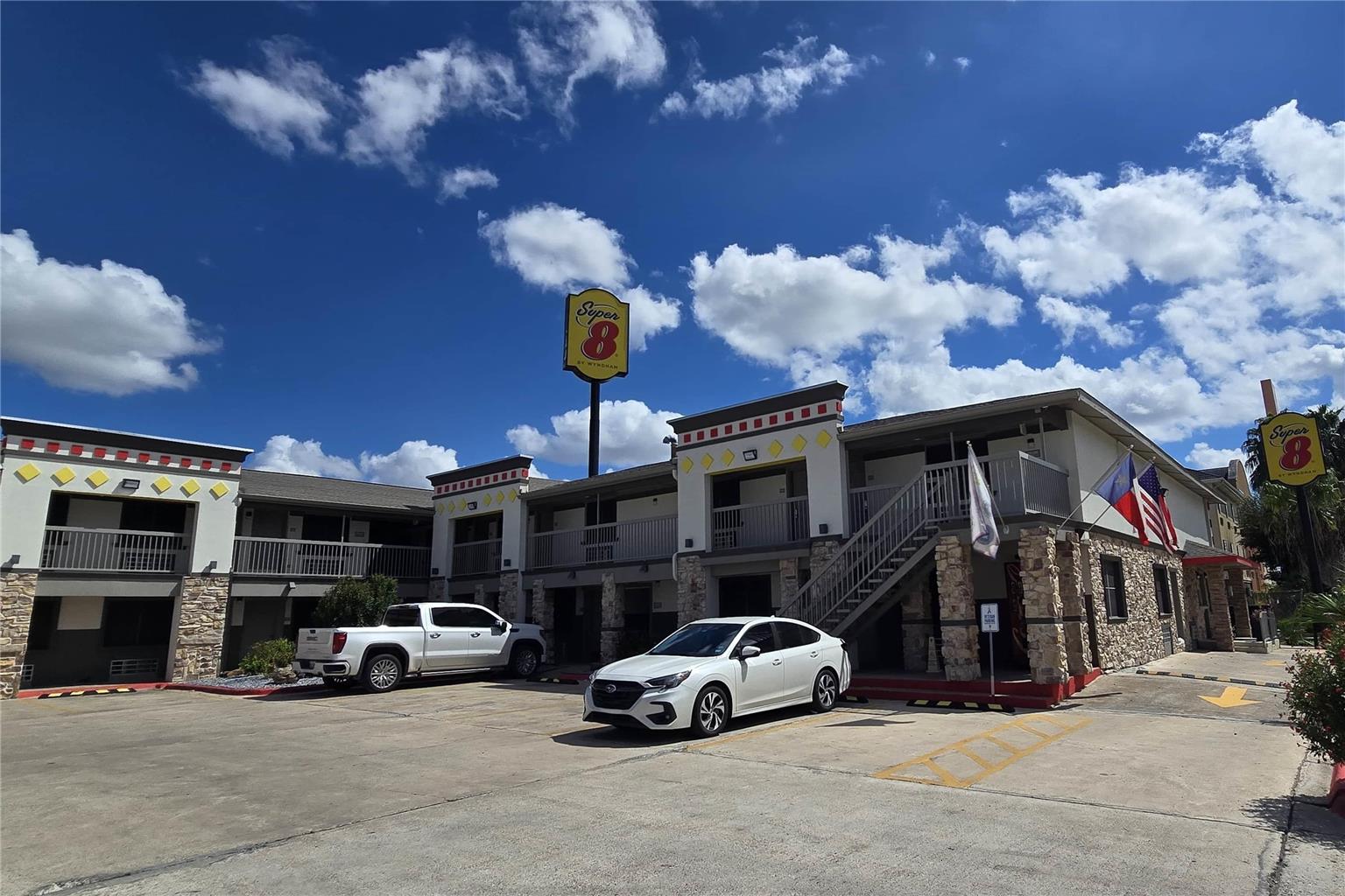 Super 8 Wyndham McAllen Downtown City Center Plaza Mall Airport — hotel in Mcallen