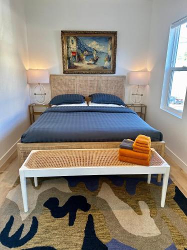 Modern Remodeled Echo Park House Walk to Sunset Blvd Dodgers Stadium Shops Bars Restaurants Lake Concerts — 4-Star Luxury Hotel in Los Angeles, United States