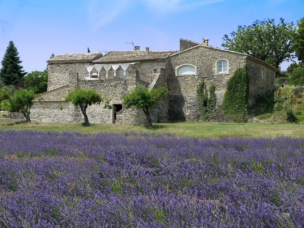 La Ferme les Eybrachas in Grignan, France
