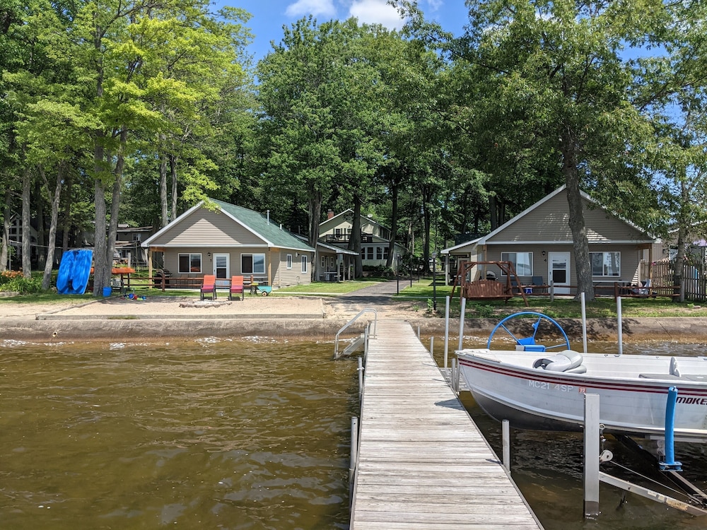 Sunset Resort — Houghton Lake