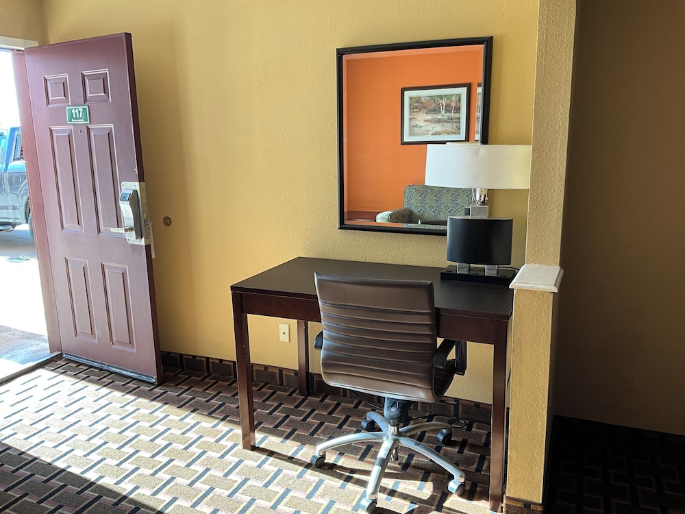 Executive Inn & Suites - photo 26