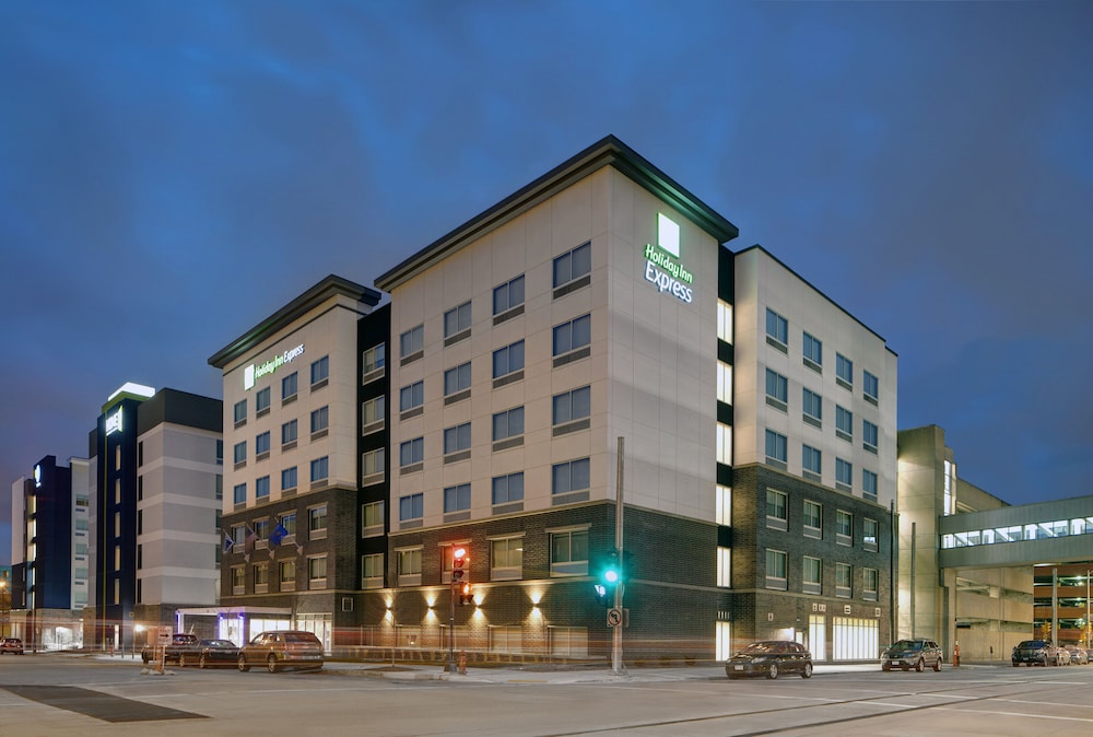 Holiday Inn Express Milwaukee Downtown by IHG - photo 50