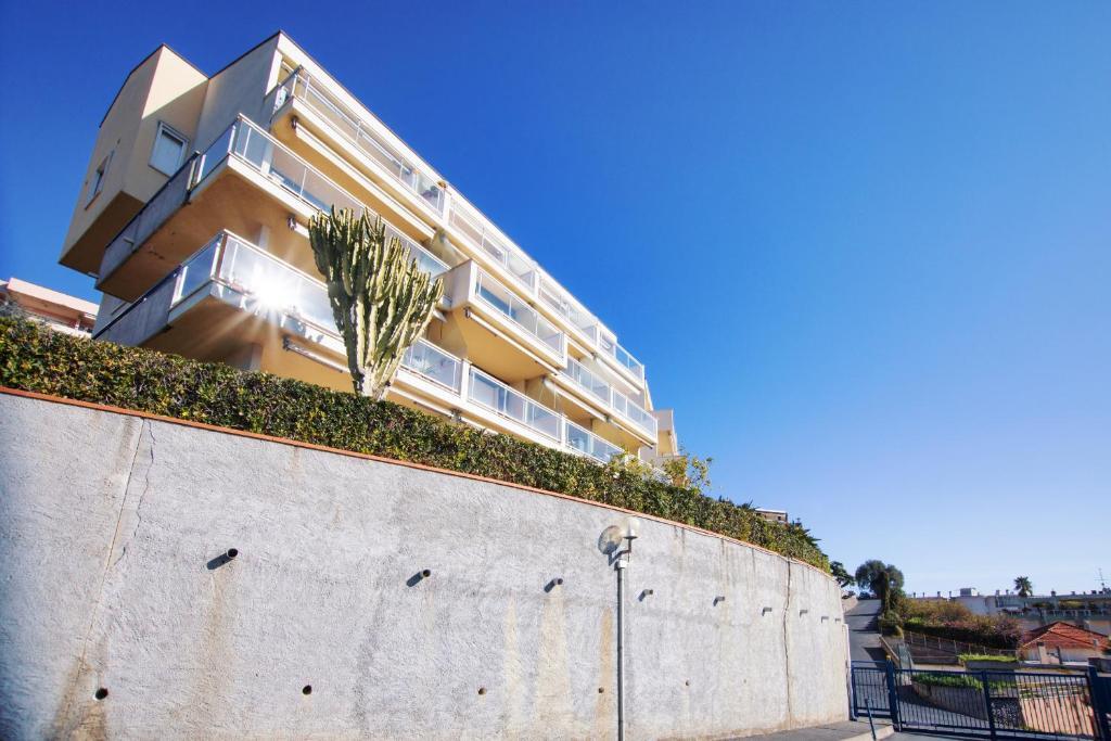GuestHost Amazing APT with Sea View Pool & Tennis Court — 4-Star Luxury Hotel in San Remo, Italy