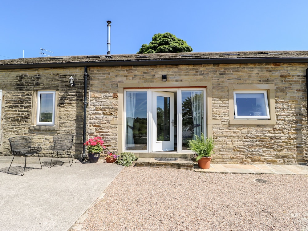 1 Barn Cottages - carbon neutral hotel in Halifax
