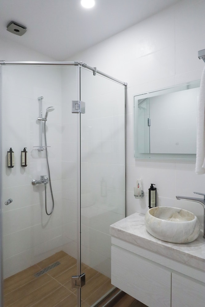 Bathroom shower