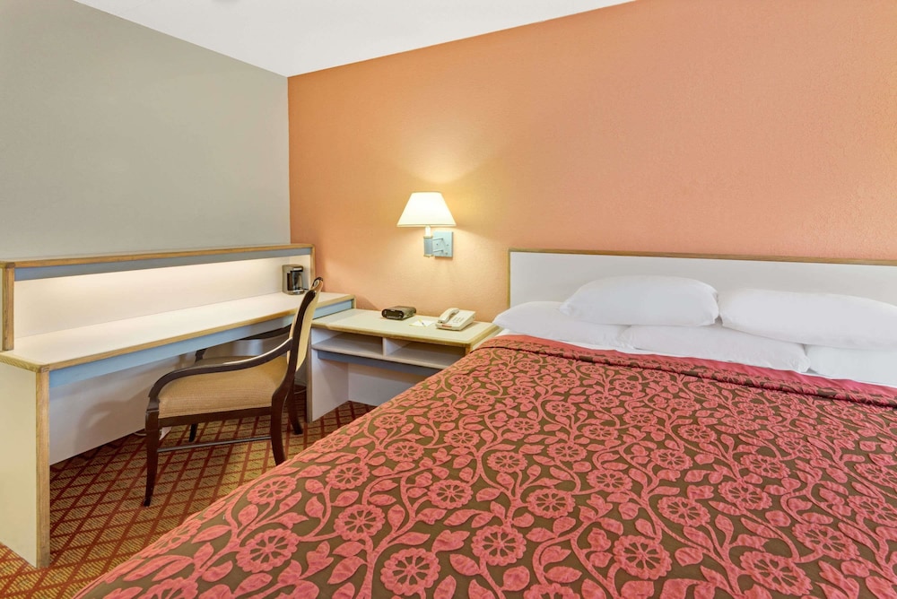 Days Inn by Wyndham Overland Park Metcalf Convention Center - photo 5