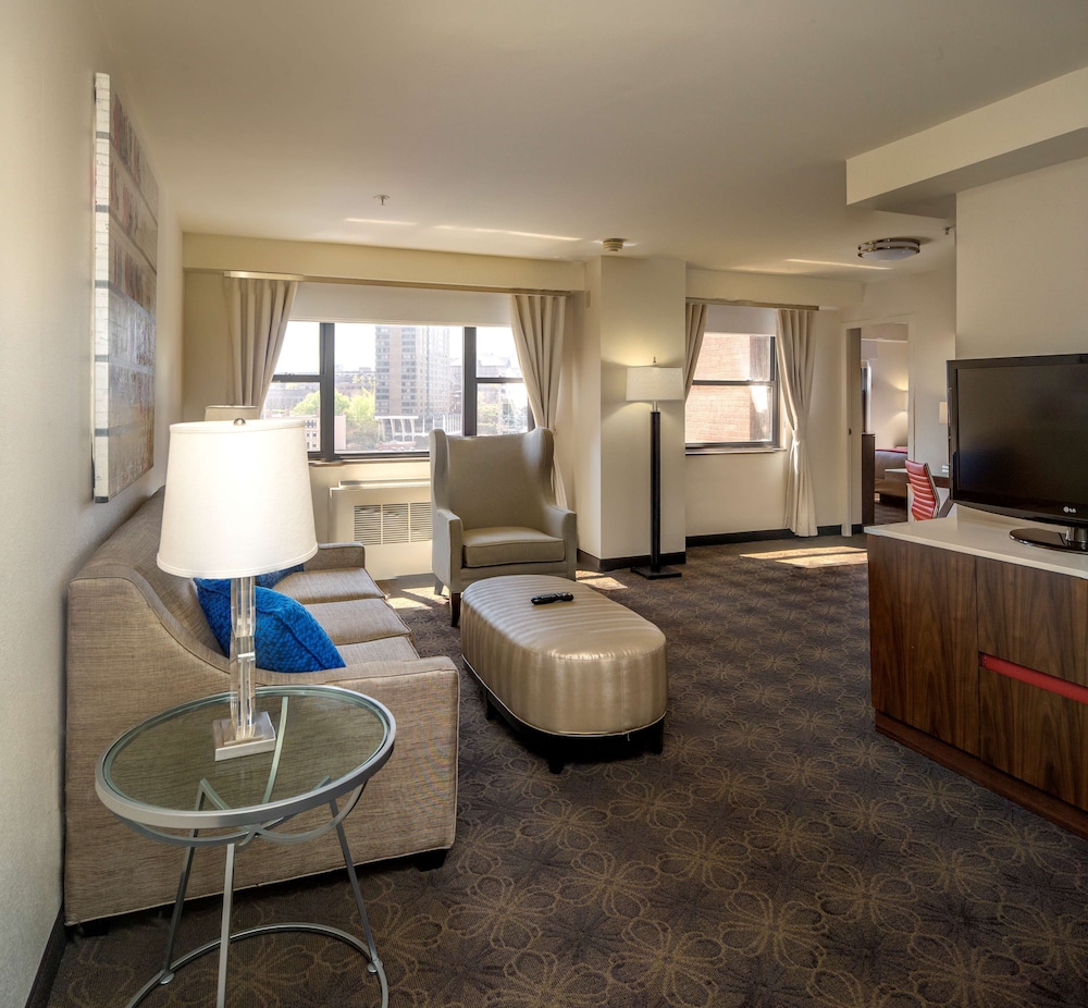 DoubleTree by Hilton Hotel & Suites Pittsburgh Downtown - photo 32
