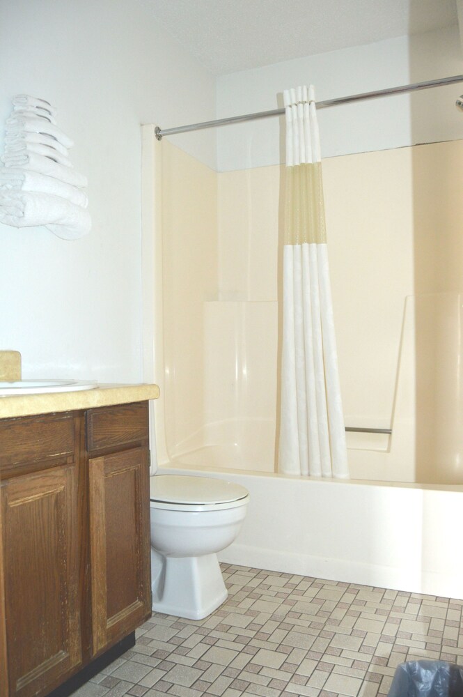 Midway Motel - photo 9