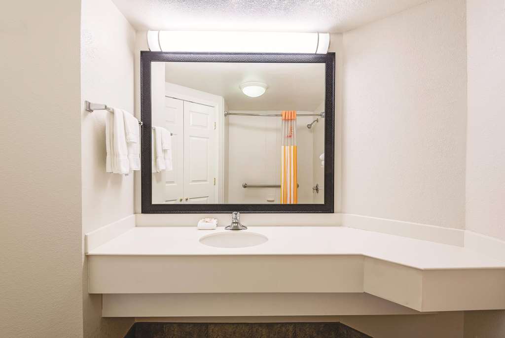 La Quinta Inn & Suites by Wyndham Univ Area Chapel Hill - photo 30