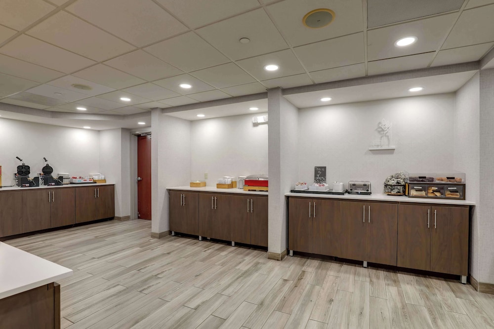 Hampton Inn & Suites St. Louis Edwardsville - photo 56