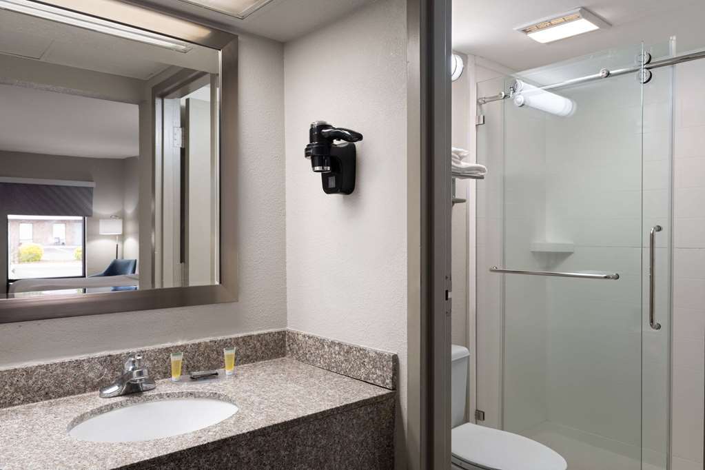 Days Inn by Wyndham Weldon Roanoke Rapids - photo 17