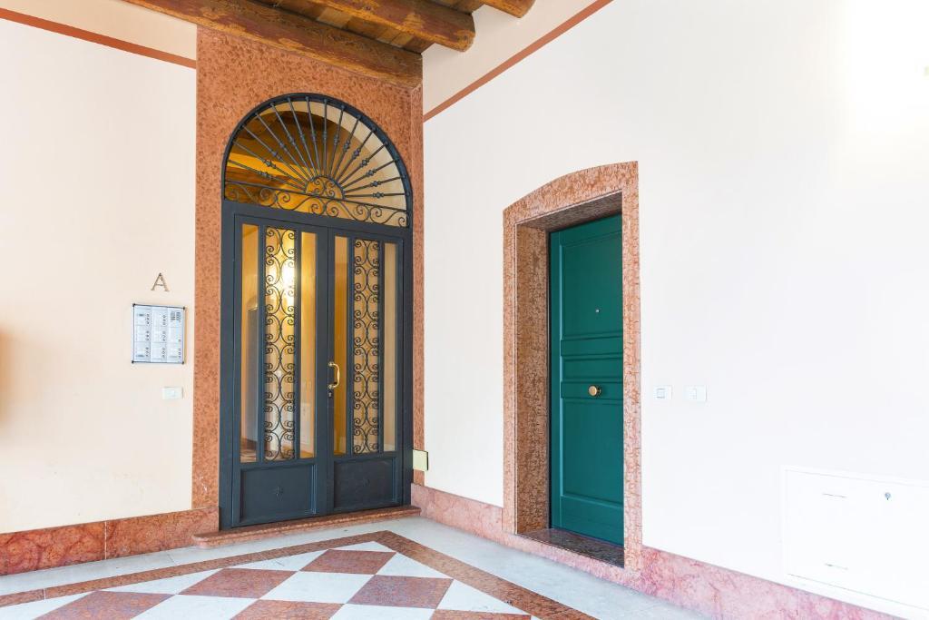 GuestHost Palazzo Manfredini Exclusive & Deluxe Apartment — 4-Star Luxury Hotel in Ferrara, Italy