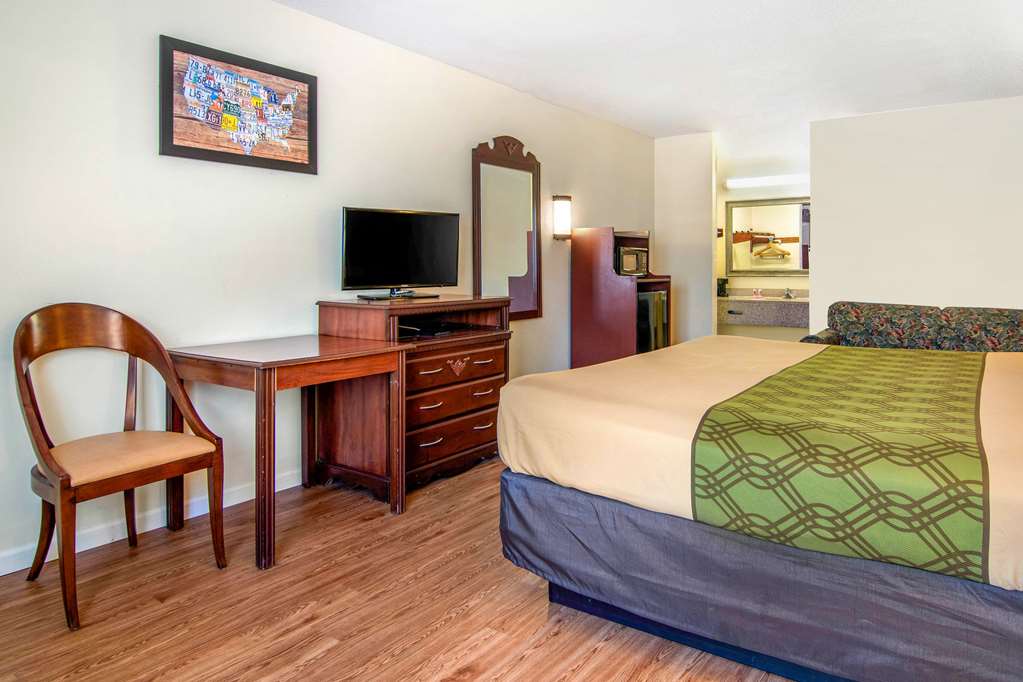 Econo Lodge Inn & Suites near Chickamauga Battlefield - photo 11