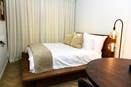Luxury Modern One Bedroom Apartment l Secure Parking l Fast Wi Fi — 4-Star Luxury Hotel in Johannesburg, South Africa