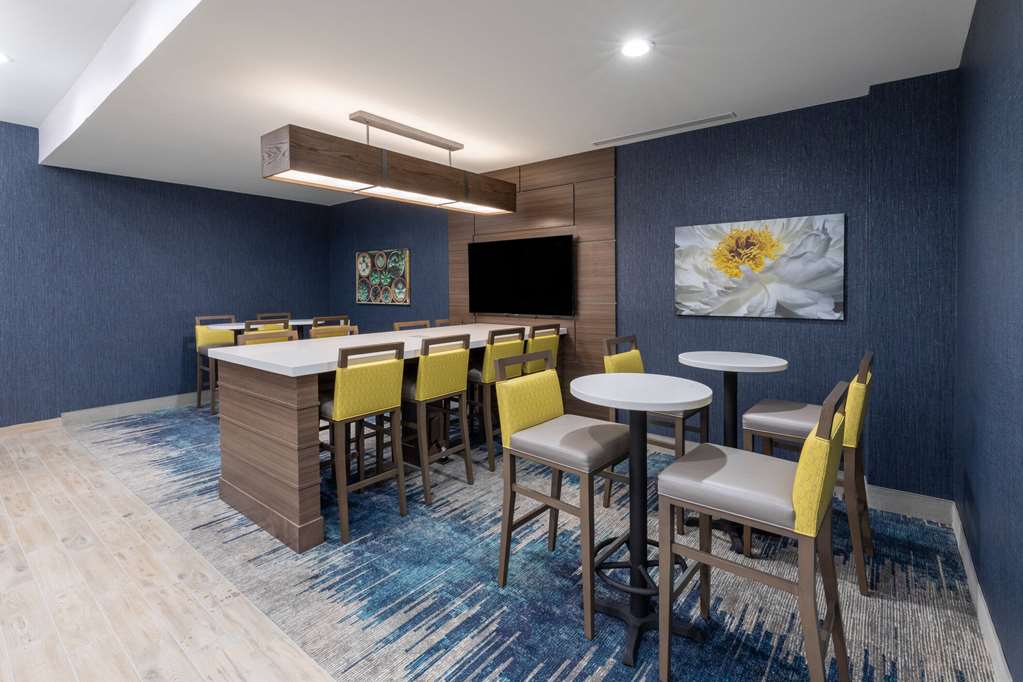 La Quinta Inn & Suites by Wyndham Round Rock near Kalahari - photo 36