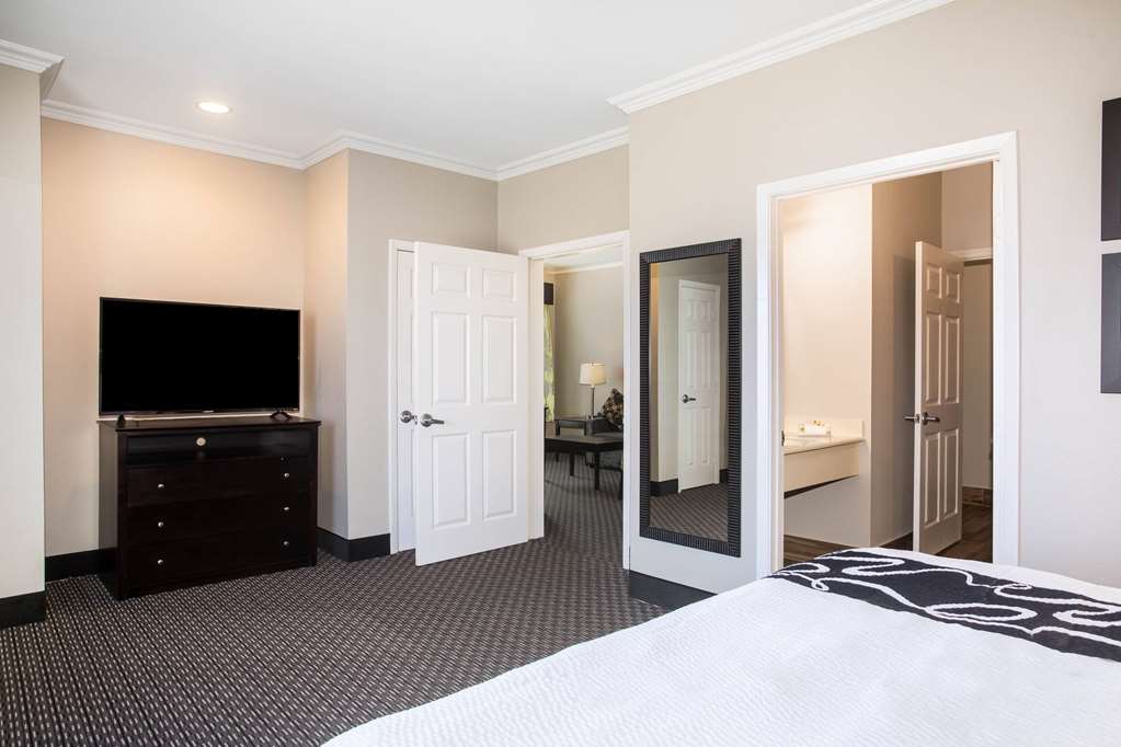 La Quinta Inn & Suites by Wyndham Columbus TX - photo 34