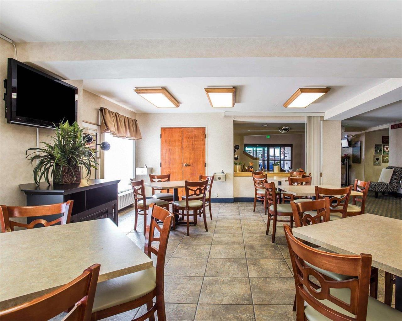 Econo Lodge Denver International Airport - photo 28