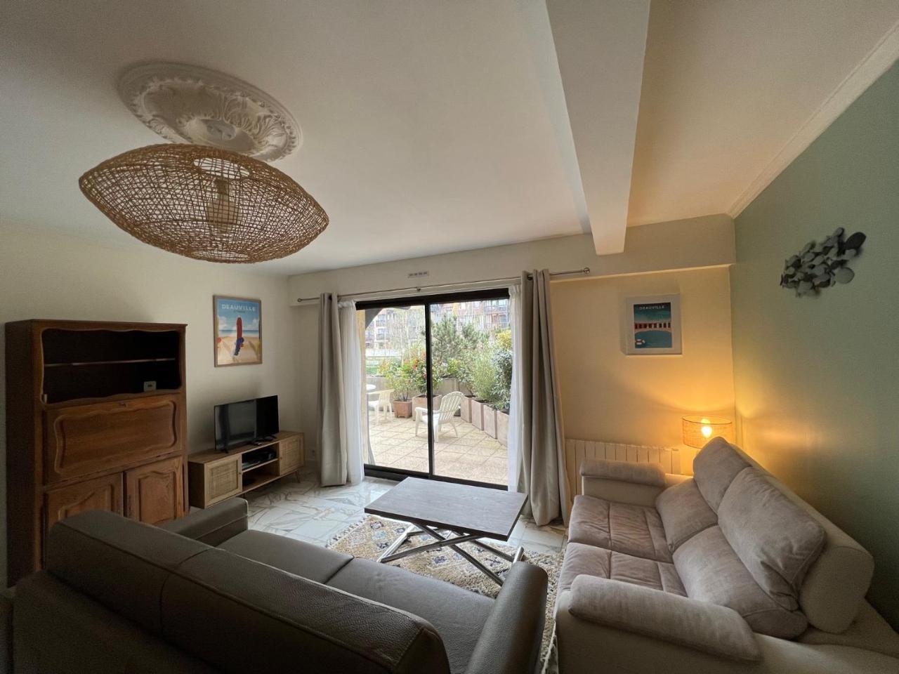 Cote Jardin Terrasse Calme Et Cosy in Deauville, France