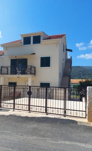 Apartmani Elisa — 4-Star Luxury Hotel in Stari Grad, Croatia