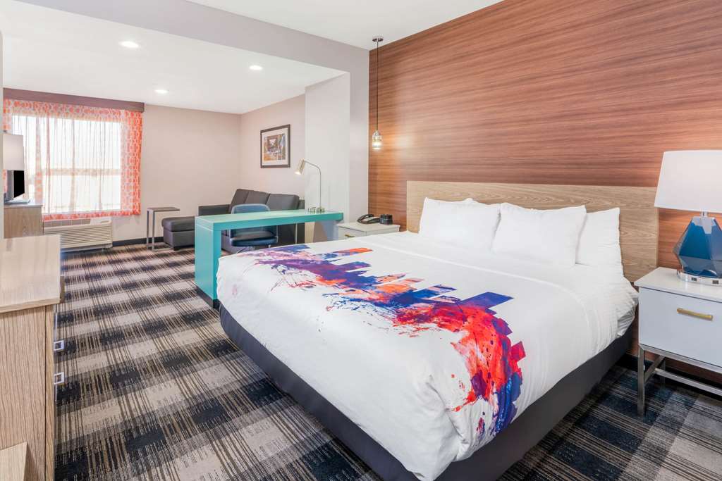 La Quinta Inn & Suites by Wyndham Oklahoma City Airport - photo 23