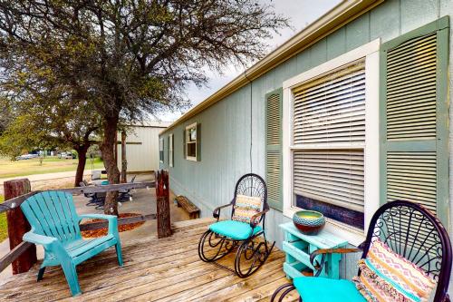 Tin Star Lake Livingston Retreat — hotel in Graham
