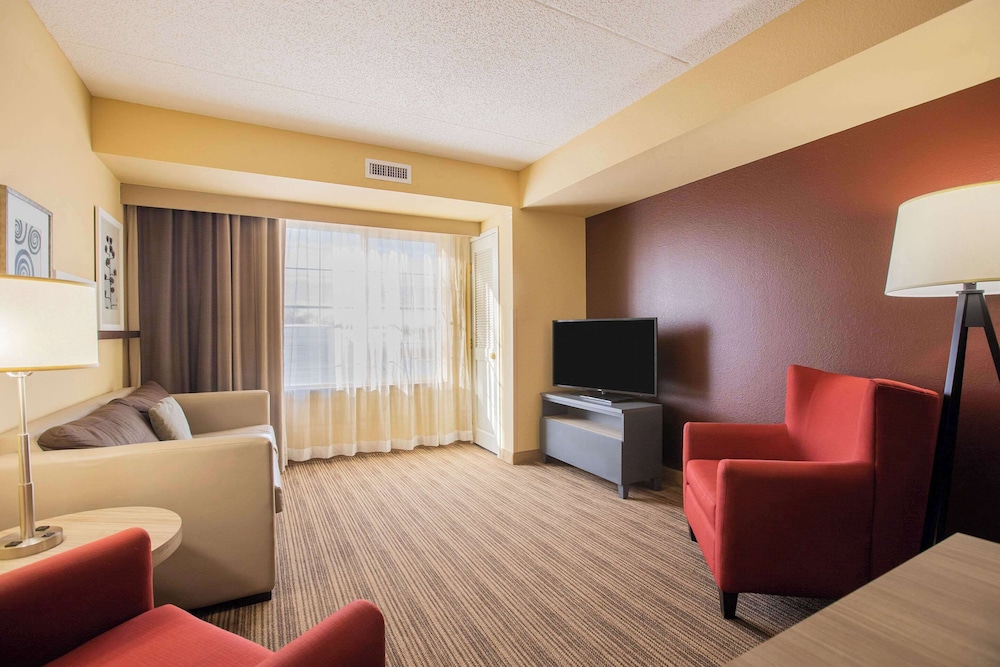 Comfort Inn & Suites St. Paul Northeast - photo 14