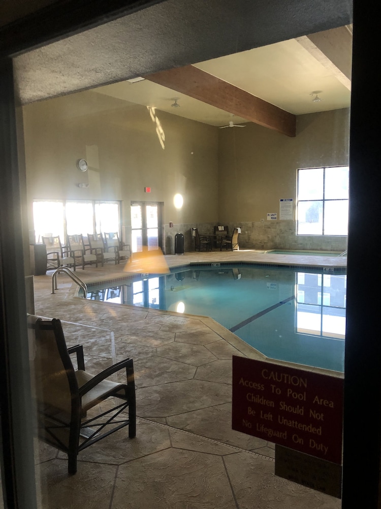 Express Suites Riverport Inn & Suites - photo 30