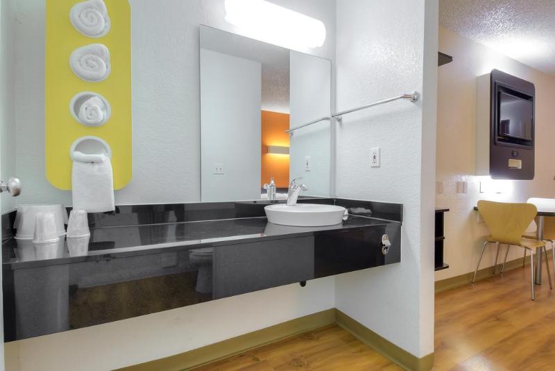 Motel 6 Carlsbad Downtown - photo 12