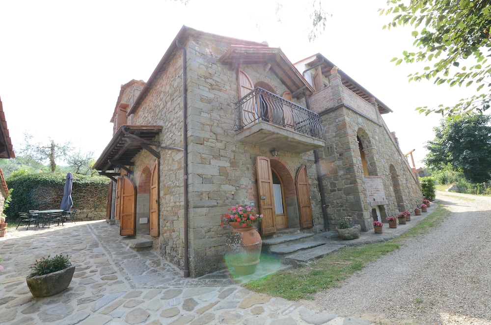 Agriturismo La Casella — 4-Star Luxury Hotel in Castelfranco Di Sopra, Italy