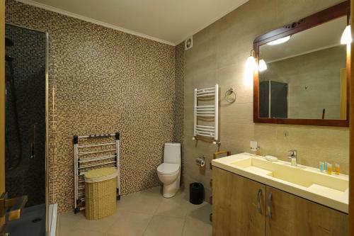 Central and Comfy Tbilisi 1BR Apartment by Wehost