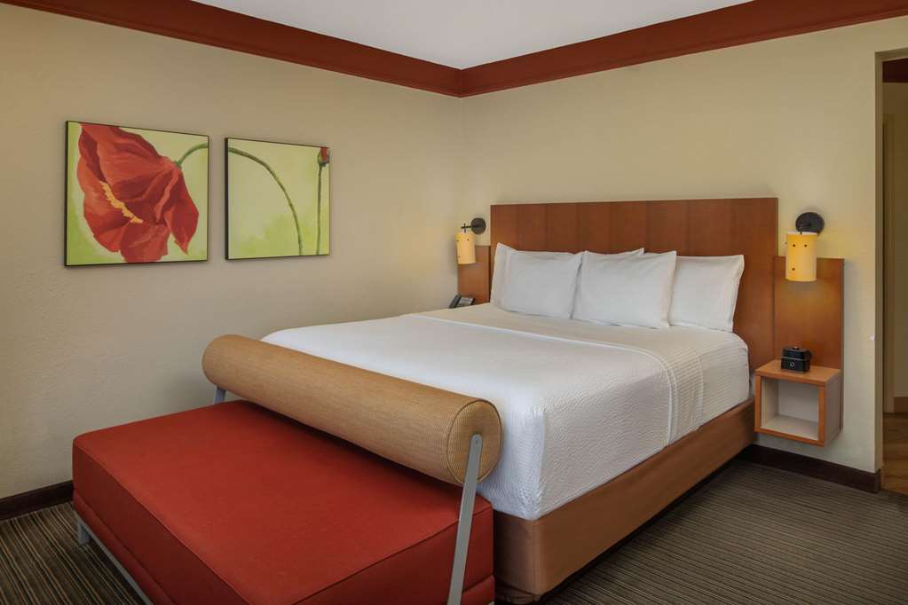 La Quinta Inn & Suites by Wyndham Atlanta Ballpark Galleria - photo 23
