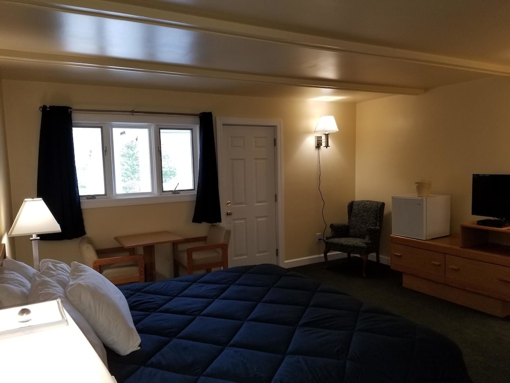 Captain's Quarters Motel - photo 25