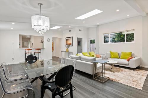 Lovely North Hollywood House Near Universal — 4-Star Luxury Hotel in North Hollywood, United States