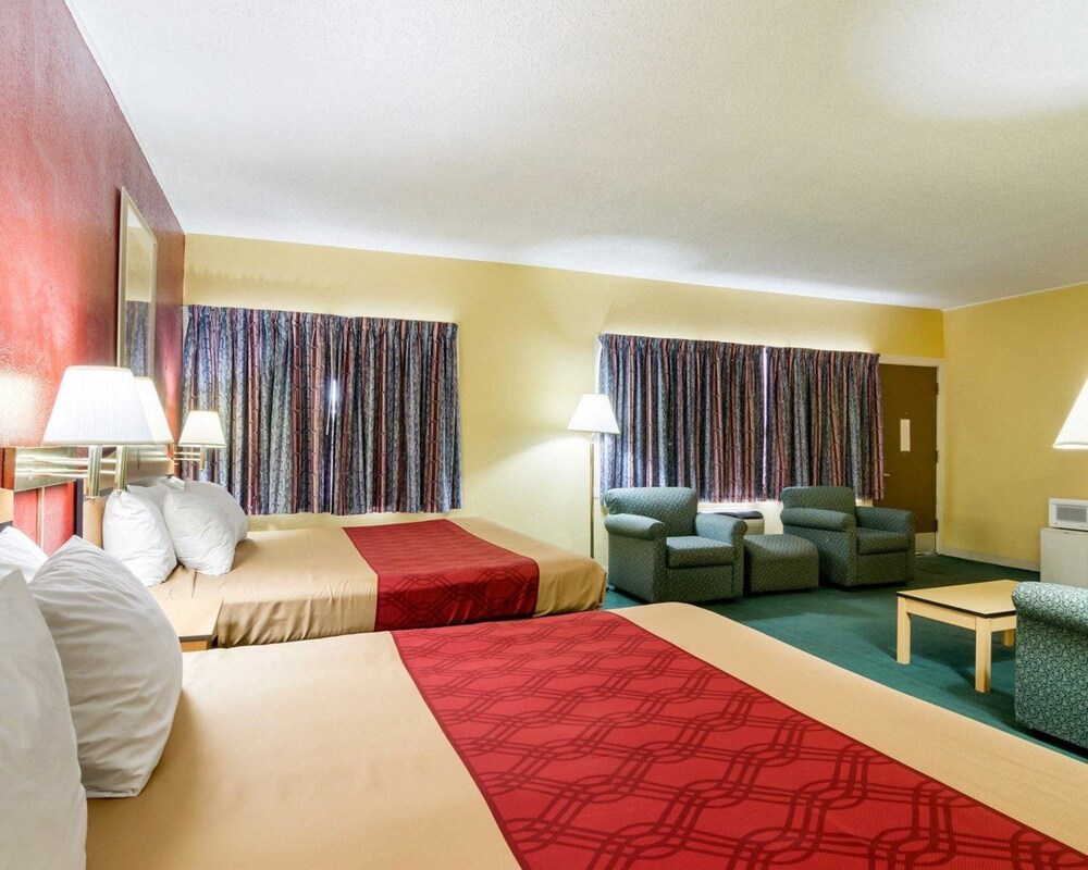 Econo Lodge Topeka Blvd. - photo 13