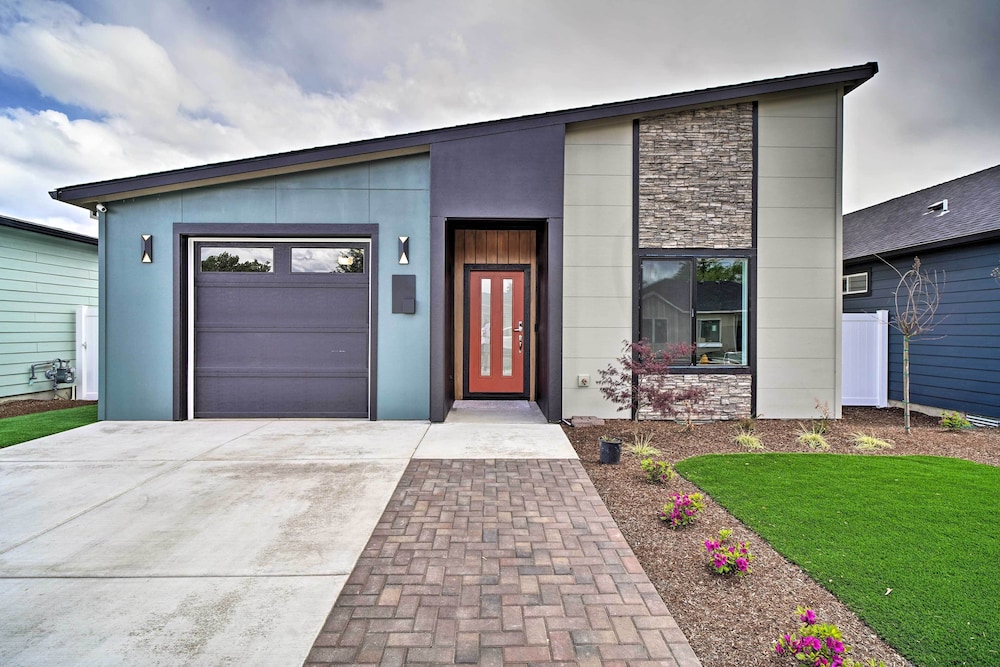 Modern Medford Escape 3 Mi to Downtown in Medford, United States