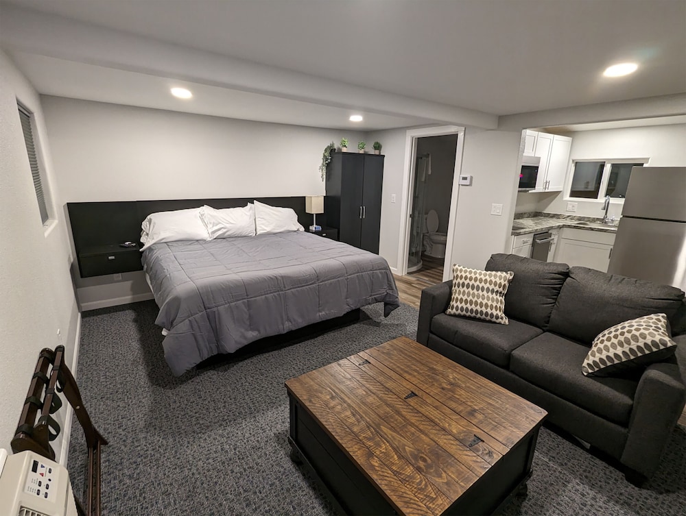 Silver Moon Motel & Suites - photo 9