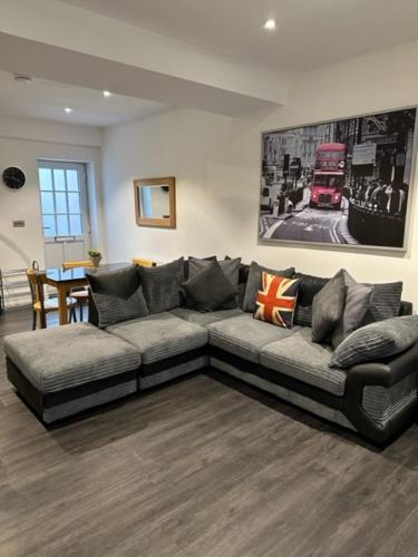 Stunning Flat with Parking Free near Sutton Station — 4-Star Luxury Hotel in Cheam, United Kingdom