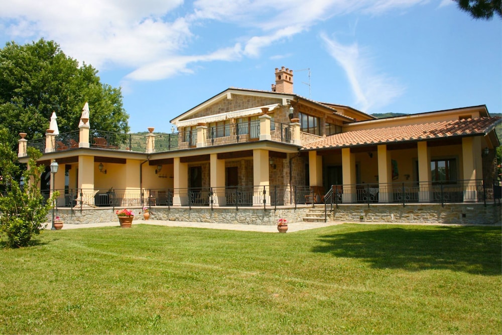 Villa Cappuccini — 4-Star Luxury Hotel in Castiglion Fiorentino, Italy