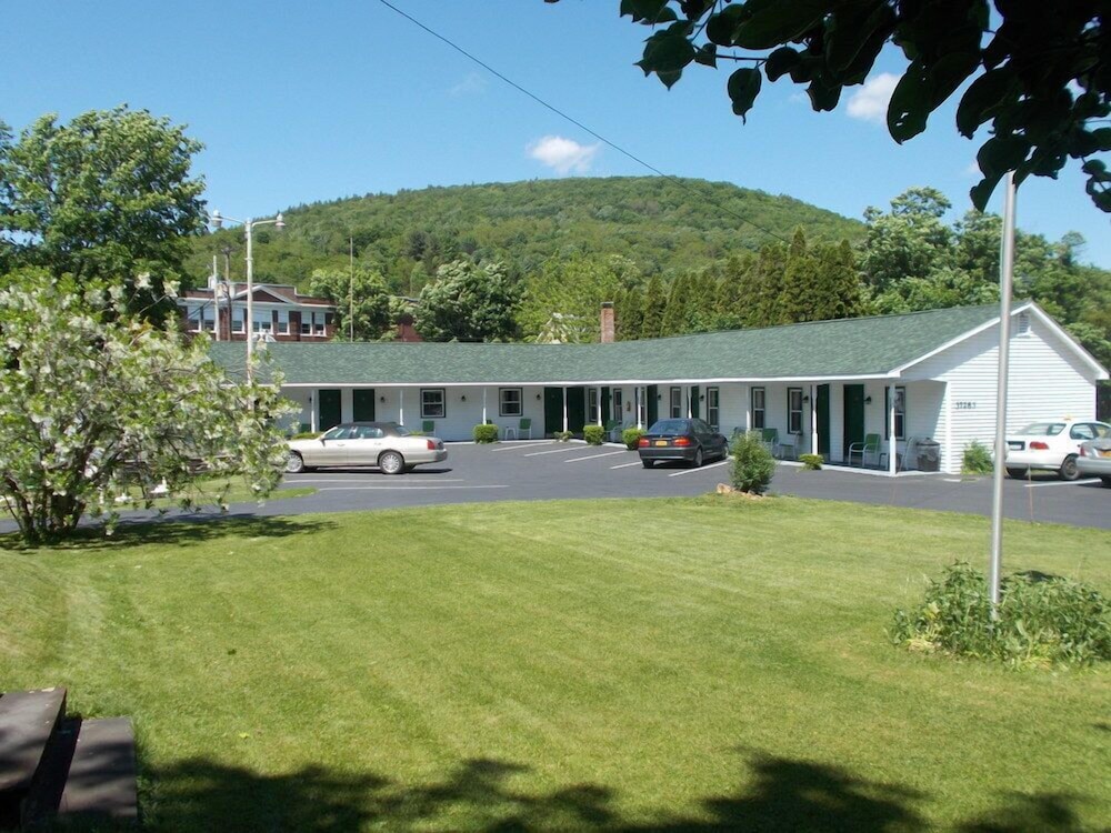 The Colonial Motel - photo 35