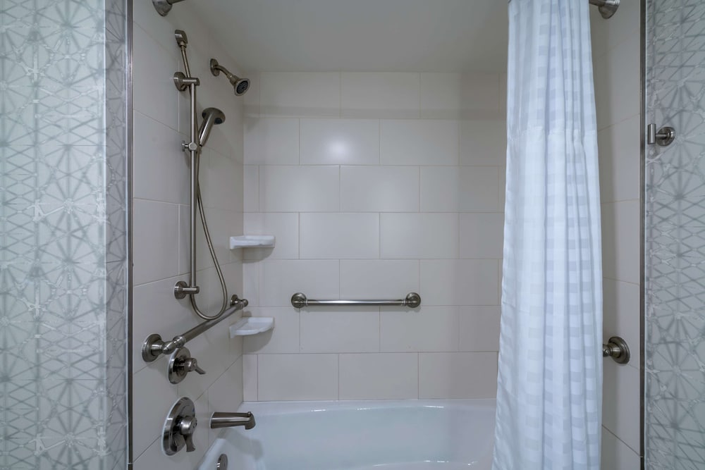 Embassy Suites by Hilton Alexandria Old Town - photo 30