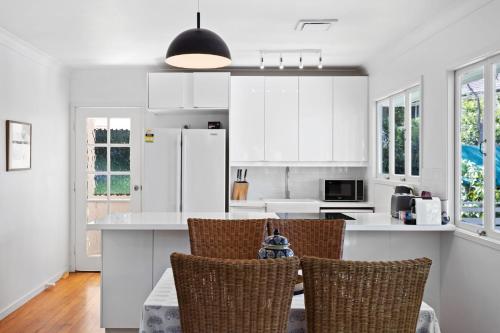 Charming Queenslander Getaway - carbon neutral hotel in Brisbane