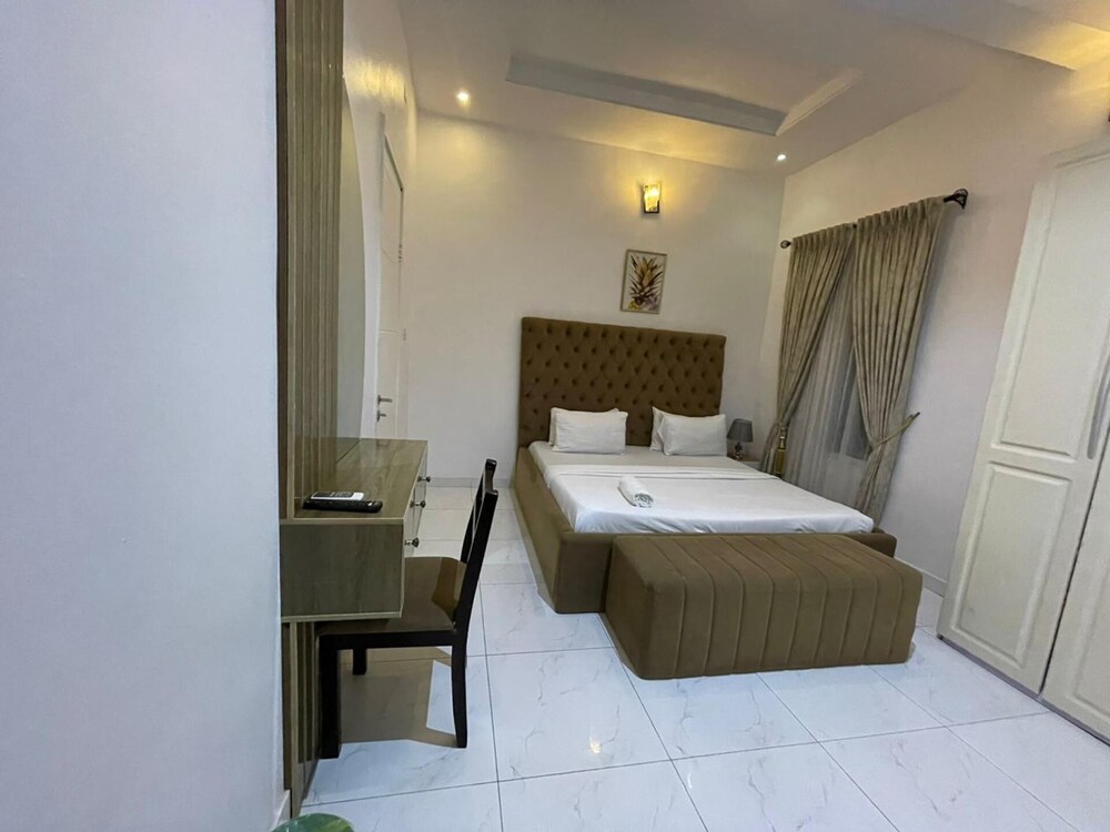 2 Bed Flat Sleeps 4 Parking Wifi — 4-Star Luxury Hotel in Lagos, Nigeria