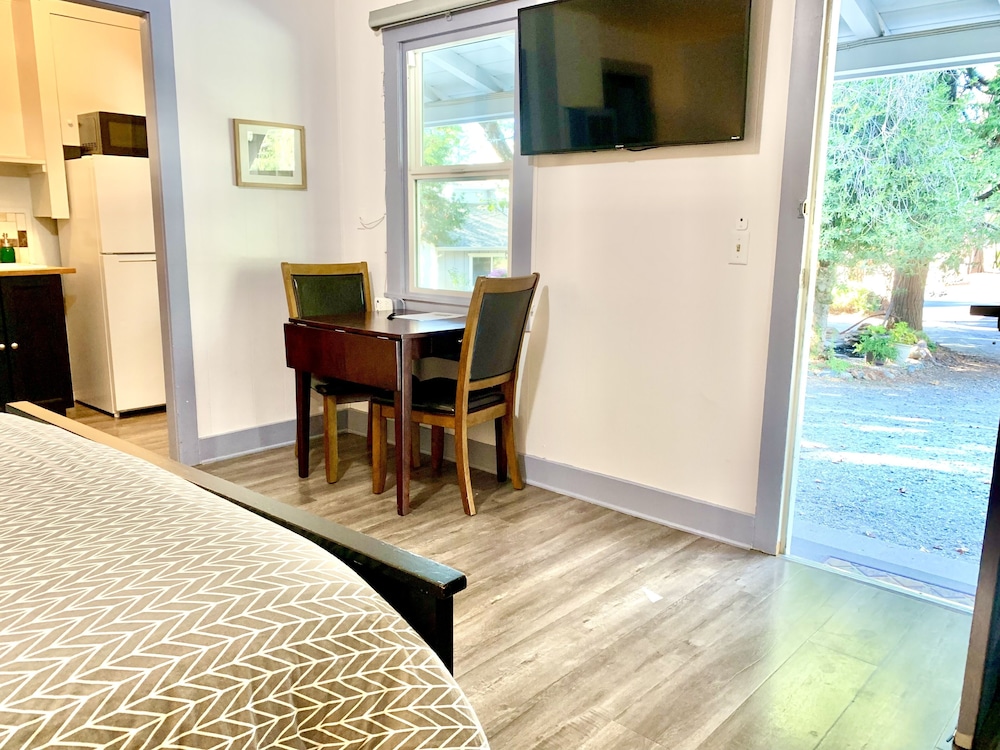 The Pines Inn and Cottages - photo 3