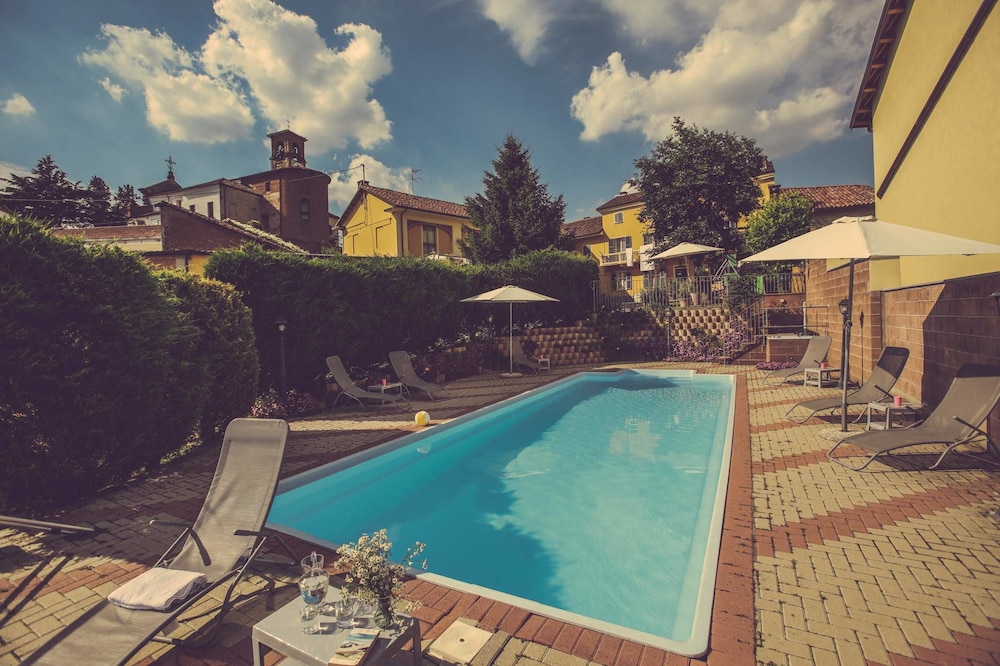 Agriturismo I Suri — 4-Star Luxury Hotel in Asti, Italy