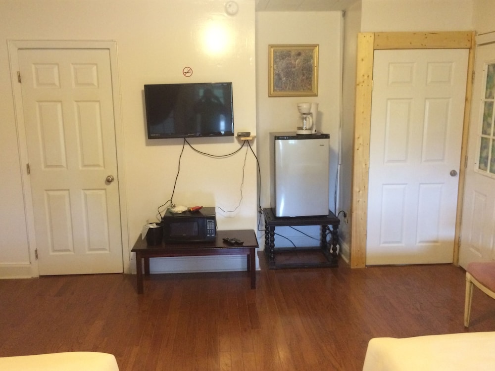 Dixie Plaza Hotel - photo 7