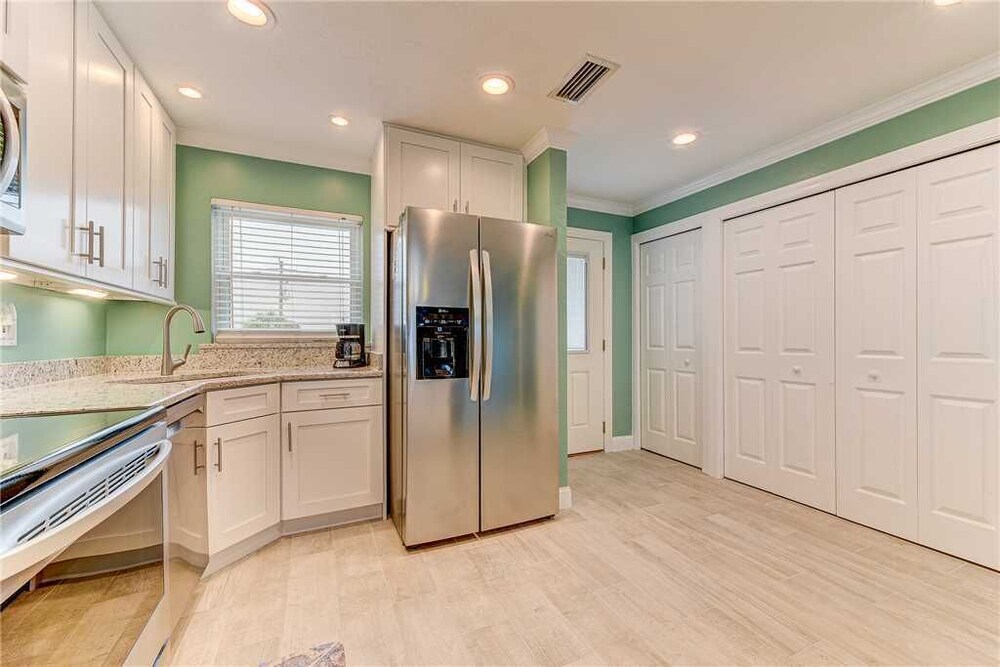 Island Retreat Upper B Ocean Front 2 Bedrooms Sleeps 6 - photo 7