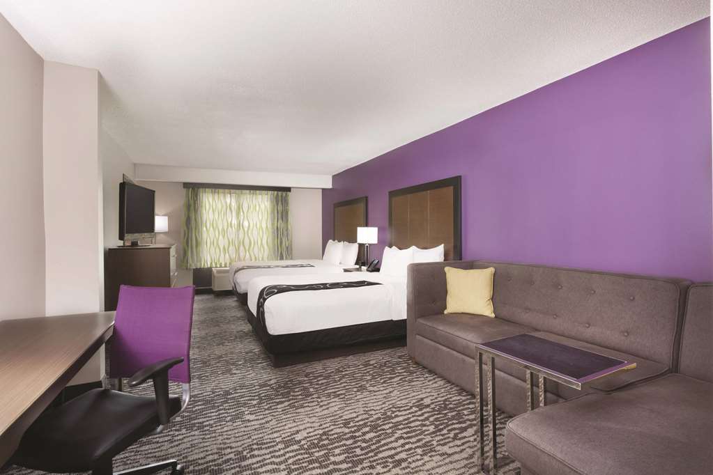 La Quinta Inn & Suites by Wyndham Columbus North - photo 17
